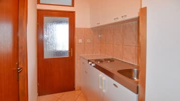 Apartment (A2) | Private kitchen | Stovetop