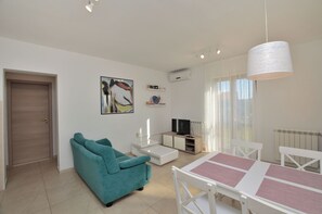 Apartment (A1) | Wohnzimmer | Fernseher