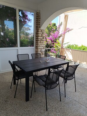 Apartment (A1) | Outdoor dining - Apartments Buffalo (Primosten)