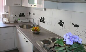 Cuisine privée | Réfrigérateur, micro-ondes, four, plaque de cuisson