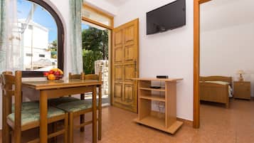 Private kitchen | Fridge, microwave, stovetop, electric kettle