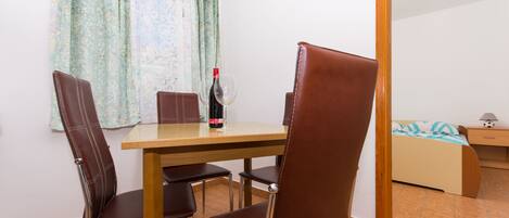 Cocina privada | Refrigerador, microondas, parrilla de estufa y tetera eléctrica