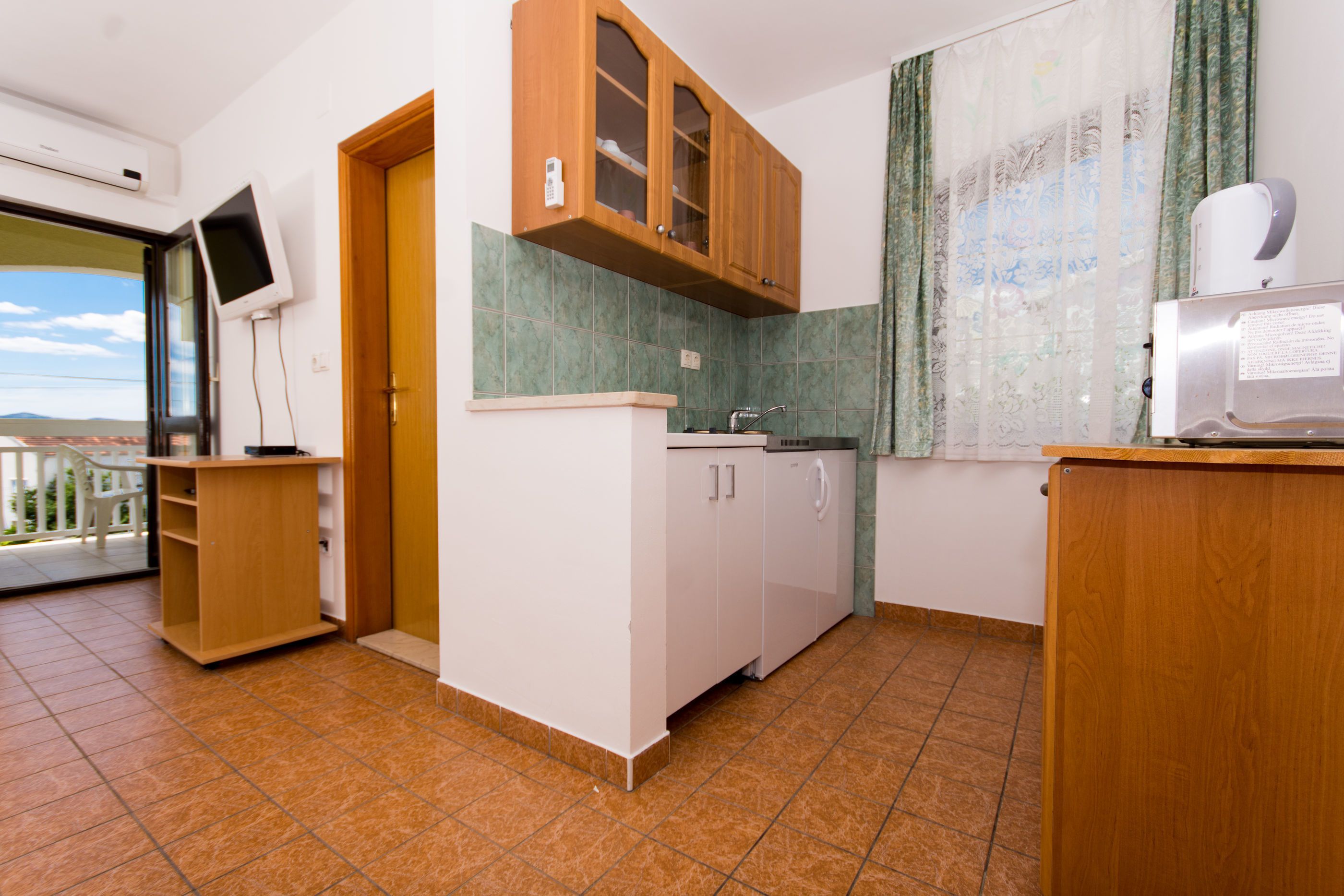Private kitchen | Fridge, microwave, stovetop, electric kettle