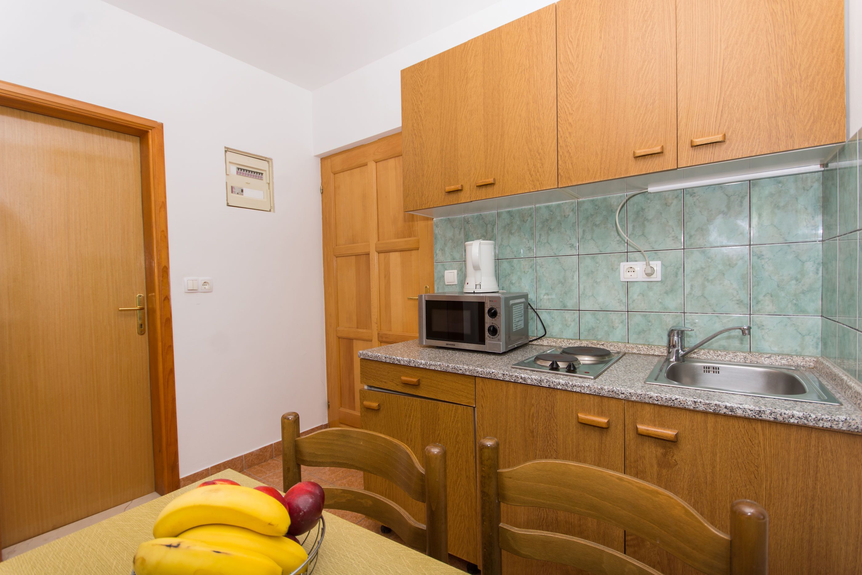 Private kitchen | Fridge, microwave, stovetop, electric kettle