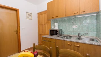 Private kitchen | Fridge, microwave, stovetop, electric kettle