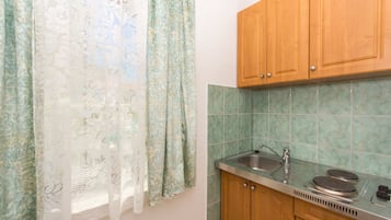 Cocina privada | Frigorífico, microondas, placa de cocina y hervidor eléctrico