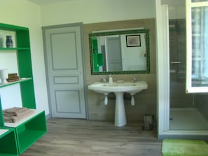 Douche, baignoire à jets, serviettes fournies, savon