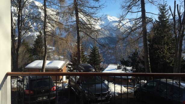 A mountain view with snow-covered peaks, a wooden cabin, and parked cars. - Comfortable family Dupleix mountain view (Orcieres merlette)