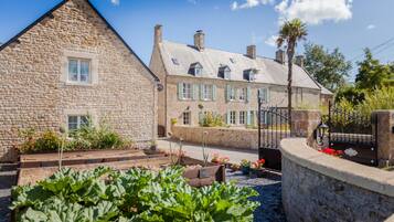 Vista frontal de la propiedad