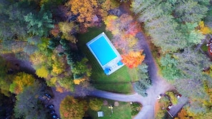 Piscina externa sazonal, guarda-sóis
