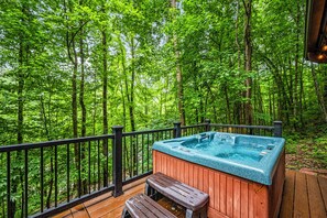 Outdoor spa tub - Free Dollywood Tix, Private & Cozy, no steps,  Close to everything WiFi/Cable (Pigeon Forge)
