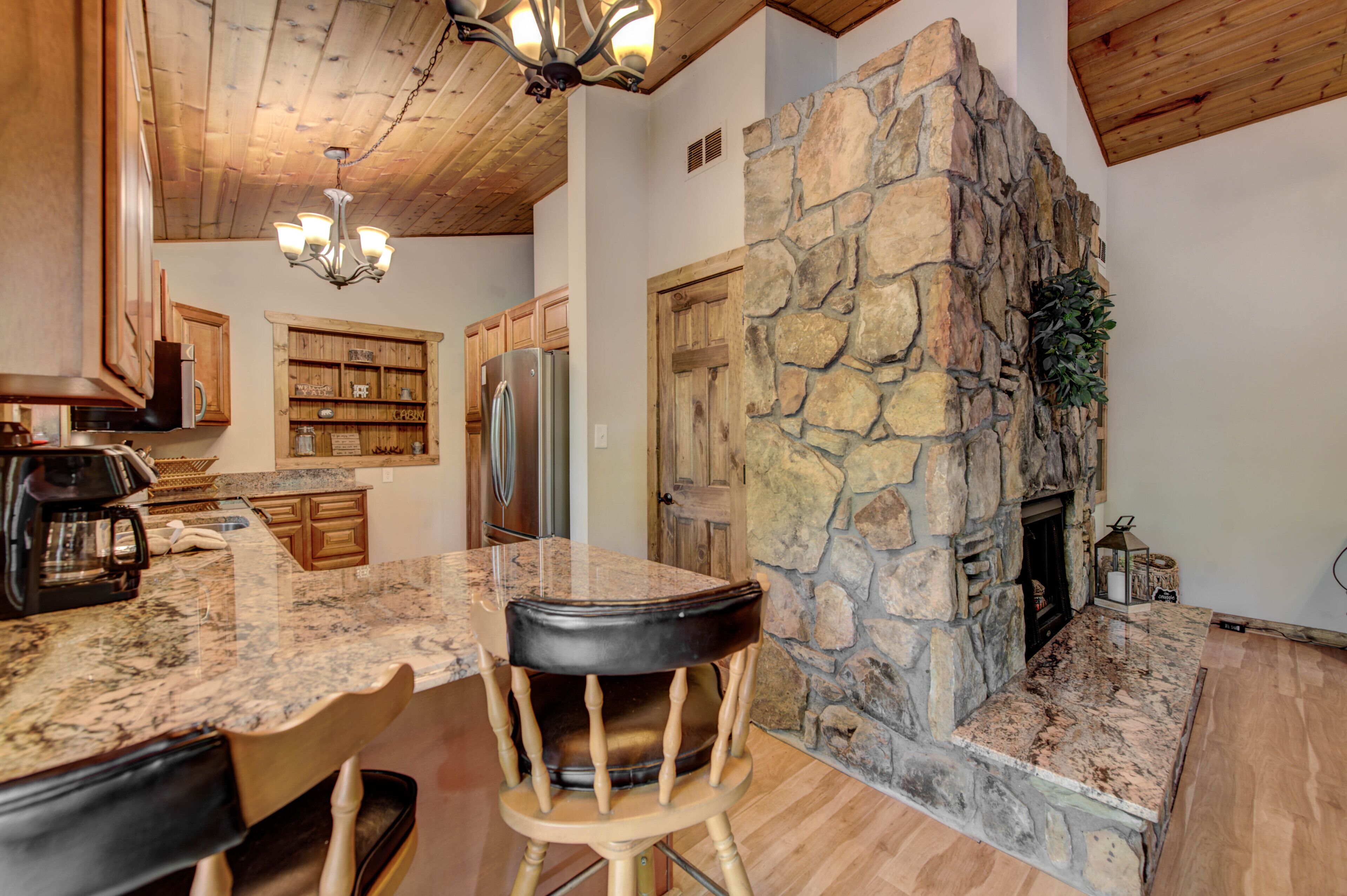 Réfrigérateur, four à micro-ondes, un four, surface de cuisson