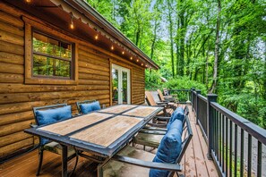 Outdoor dining - Free Dollywood Tix, Private & Cozy, no steps,  Close to everything WiFi/Cable (Pigeon Forge)