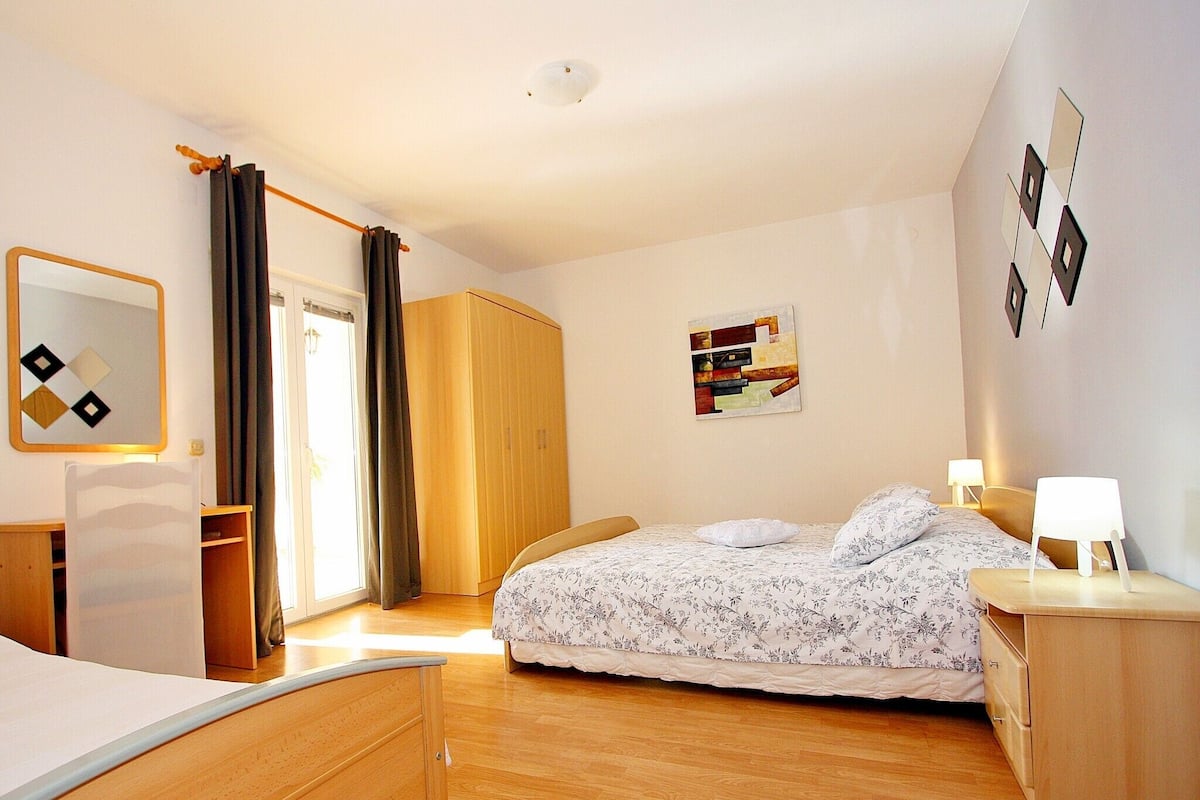 5 bedrooms