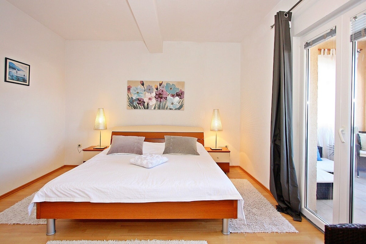 5 bedrooms