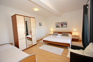 5 bedrooms - Apartments Mara (Supetar)