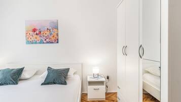 Escritorio, wifi gratis y ropa de cama