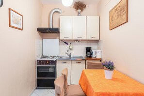 Apartment (A2) | Private kitchen | Fridge, stovetop, cookware/dishes/utensils - Apartments Jelica (Pag)