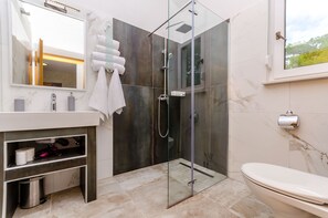 Bathroom | Shower