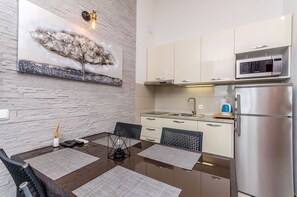 Private kitchen | Fridge, espresso maker, cookware/dishes/utensils