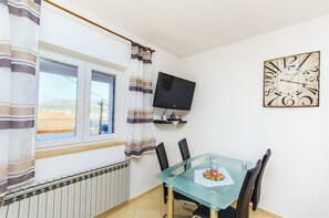 Private kitchen | Fridge, microwave, oven, stovetop - Apartment Marijana (Trogir)