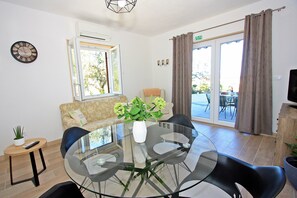 Private kitchen | Fridge, stovetop, dishwasher, coffee/tea maker