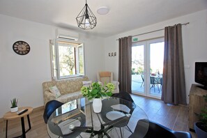 Private kitchen | Fridge, stovetop, dishwasher, coffee/tea maker