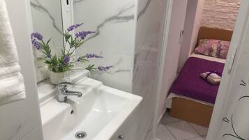 Room (S1) | Bathroom | Towels, shampoo