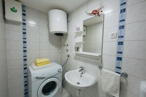 Apartment (A1) | Bathroom | Shower, shampoo