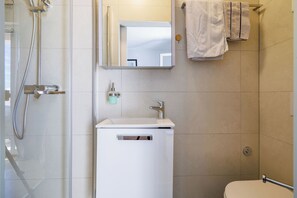 Apartment (A1) | Bathroom | Bathtub, free toiletries, toilet paper