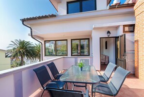 อพาร์ทเมนท์ (A1) | ลานระเบียง/นอกชาน