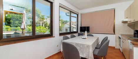 Appartement (A1) | Cuisine privée | Réfrigérateur, micro-ondes, four, plaque de cuisson