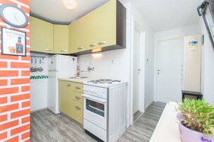 Refrigerador, placa de cocina, tetera/pava eléctrica