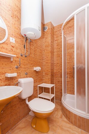Studio (A4) | Bathroom | Bathtub
