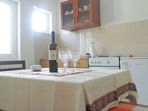 Eigene Küche | Kühlschrank, Mikrowelle, Herdplatte