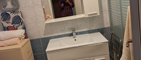 Appartement (A1) | Salle de bain | Baignoire, séchoir à cheveux