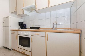 Appartement (A4) | Cuisine privée | Réfrigérateur, surface de cuisson, cafétière à espresso