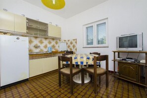 Apartment (A2) | Eigene Küche | Kühlschrank, Herdplatte, Espressomaschine, Wasserkocher