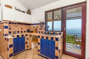 Private kitchen | Fridge, stovetop, electric kettle, toaster