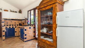 Private kitchen | Fridge, stovetop, electric kettle, toaster