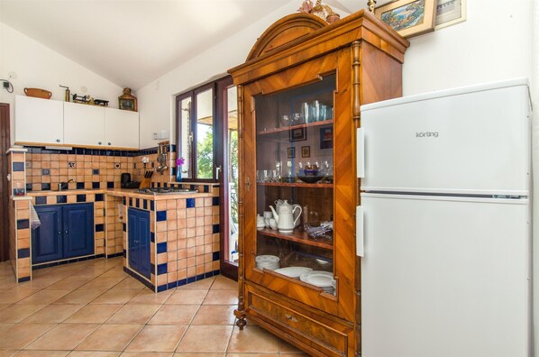 Private kitchen | Fridge, stovetop, electric kettle, toaster - Apartments Ana (Blato)