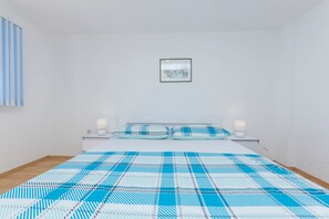 Iron/ironing board, free WiFi, bed sheets