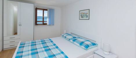 BĂŒgeleisen/BĂŒgelbrett, kostenloses WLAN, BettwĂ€sche