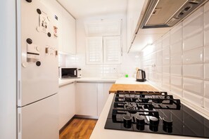 Apartemen (A1) | Dapur pribadi | Lemari es, microwave, oven, dan kompor