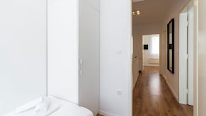 A hallway with a wooden floor, white walls, and a door leading to another room. - Apartment Apartment In Centre For 6 (Split)