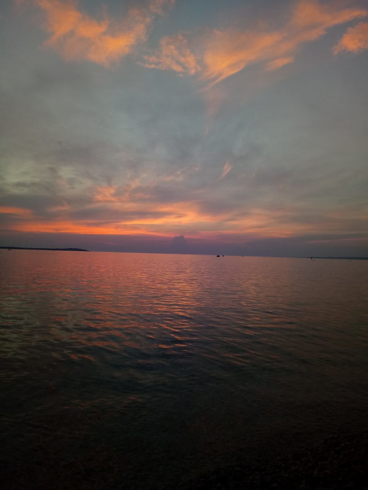 Un cuerpo de agua tranquila reflejando un cielo al atardecer.
