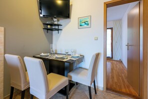 Apartment (A2) | Dining
