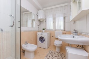 Bathroom | Shower - Apartment Nansy (Omis)