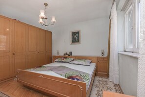 Iron/ironing board, free WiFi, bed sheets