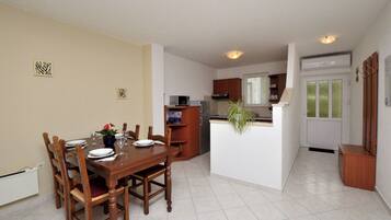 Apartment (A1) | Eigene Küche | Kühlschrank, Mikrowelle, Ofen, Herdplatte